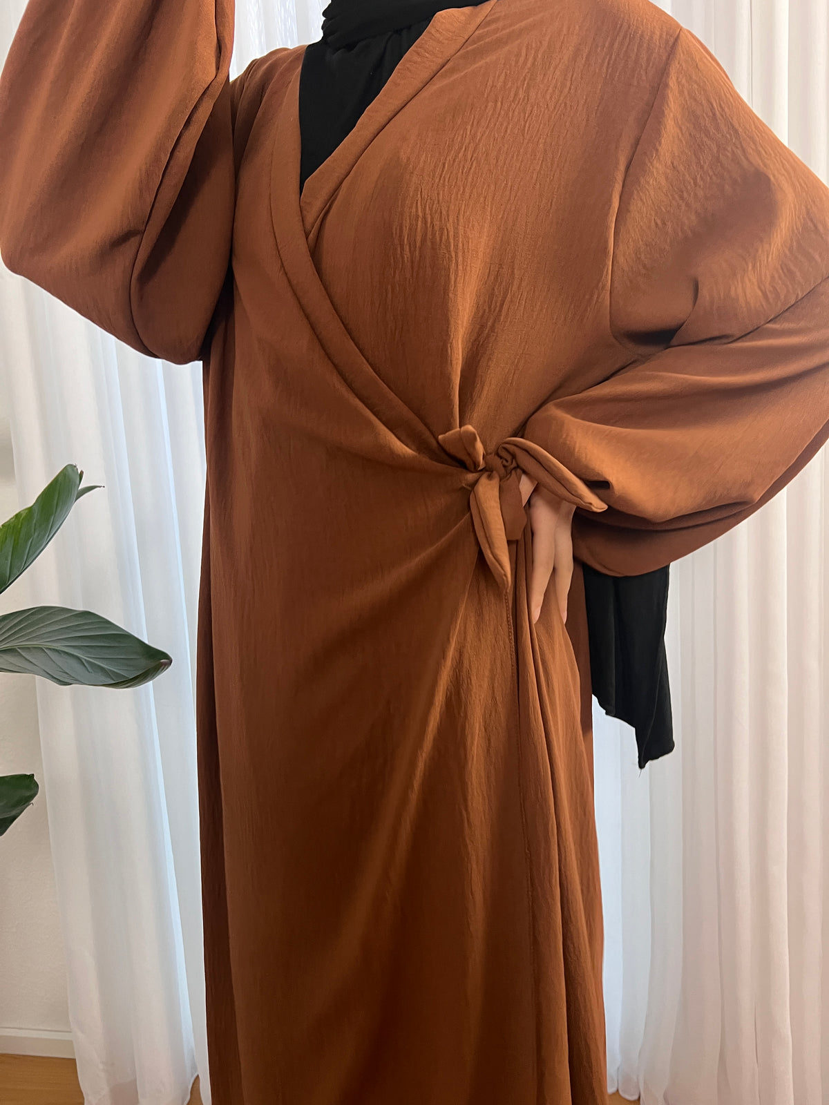 LAYLA Abaya mit seitlichem Knoten - brown