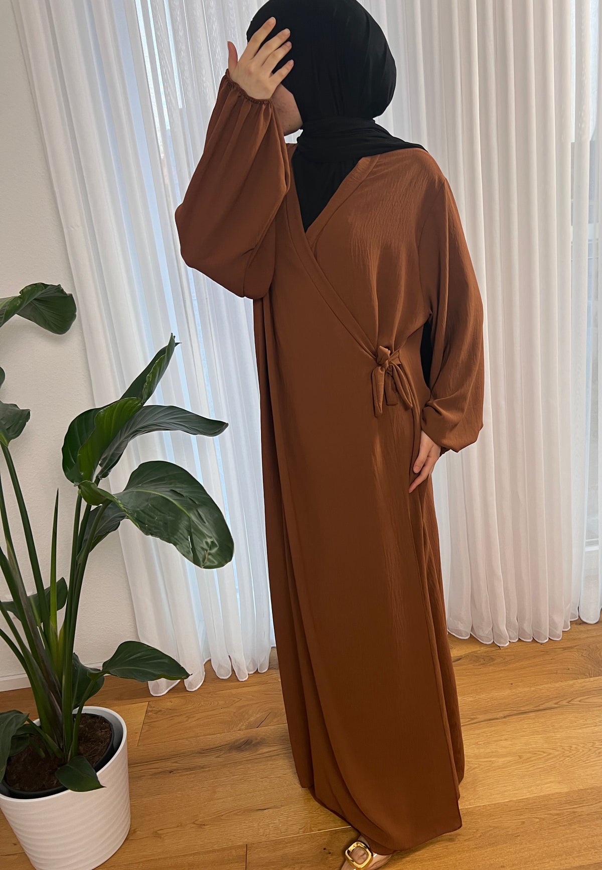 LAYLA Abaya mit seitlichem Knoten - brown