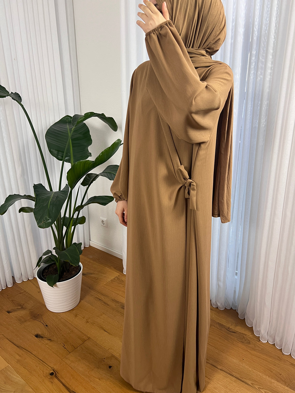 LAYLA Abaya mit seitlichem Knoten- dunkelbeige