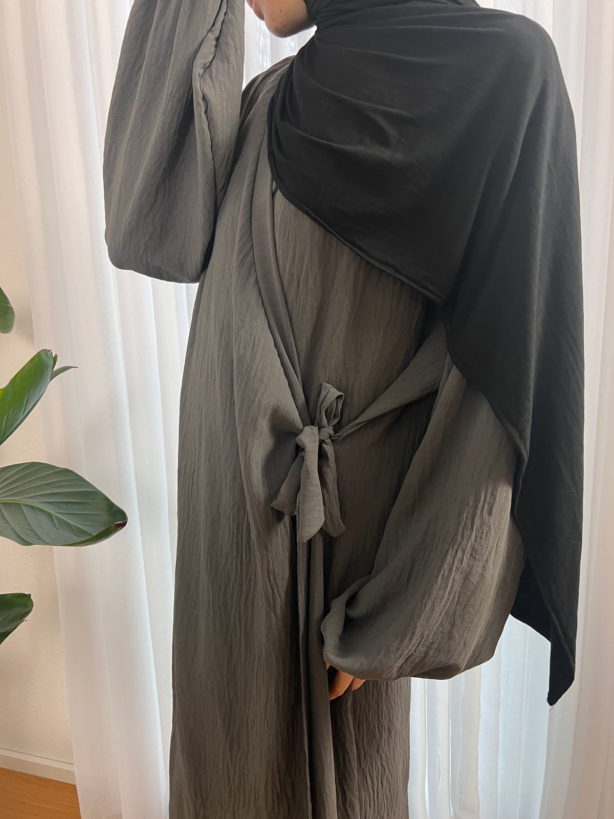 LAYLA Abaya mit seitlichem Knoten - pearlgrey