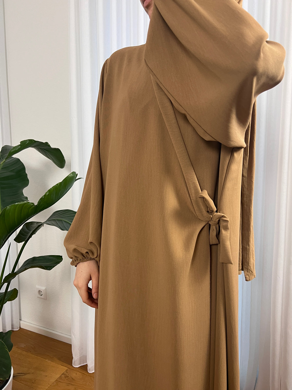 LAYLA Abaya mit seitlichem Knoten- dunkelbeige