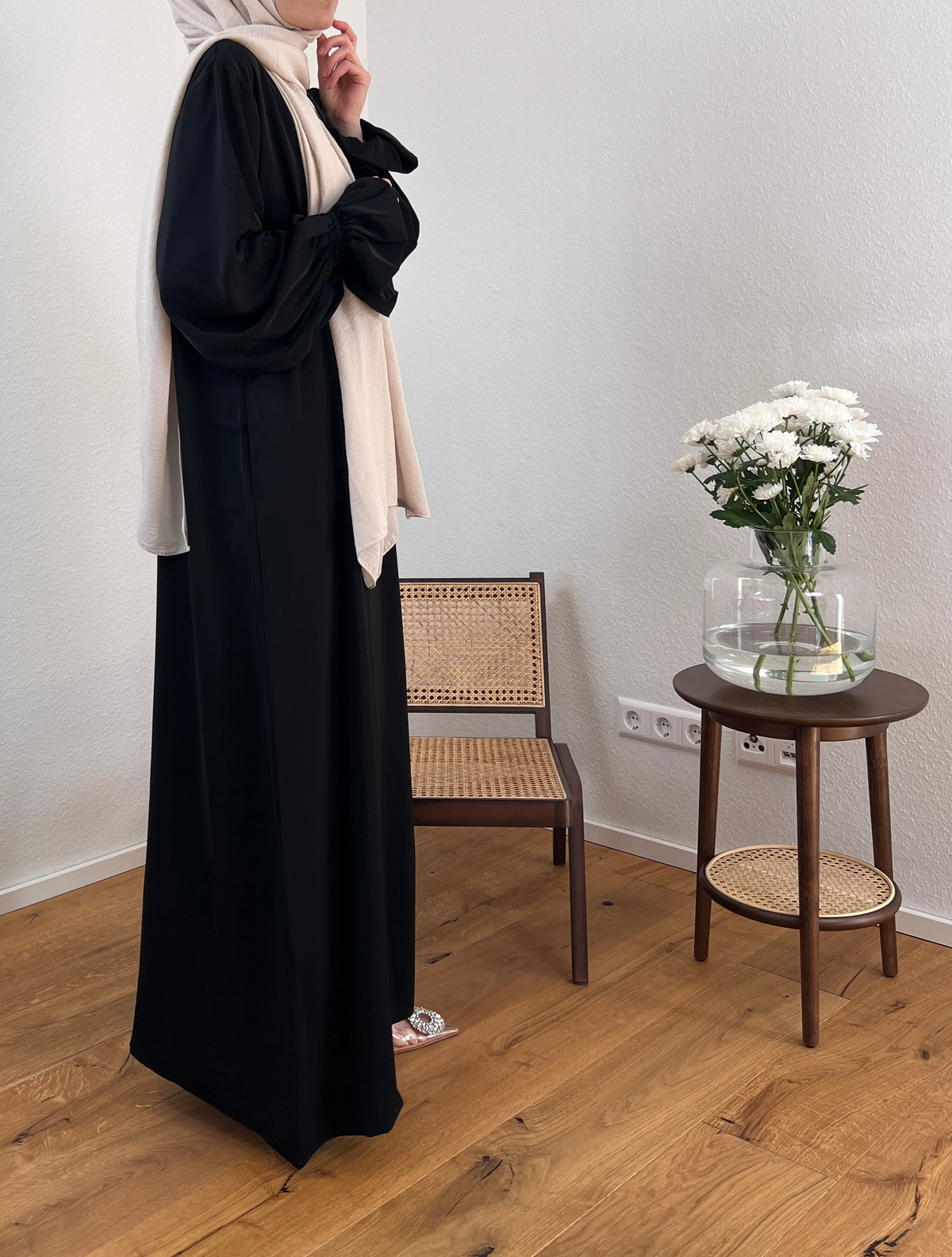 NOUR Abaya mit Volantärmeln - schwarz