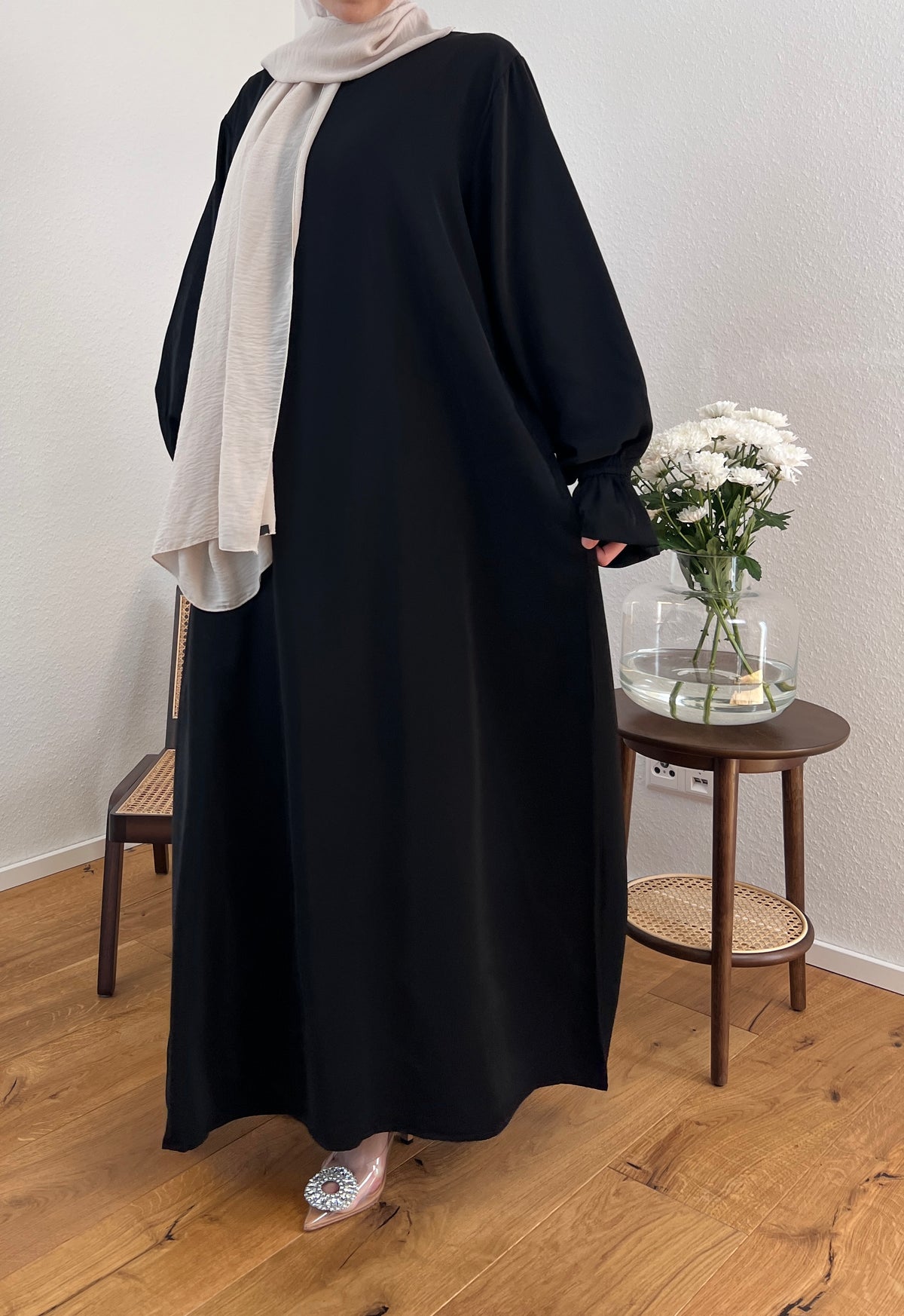 NOUR Abaya mit Volantärmeln - schwarz