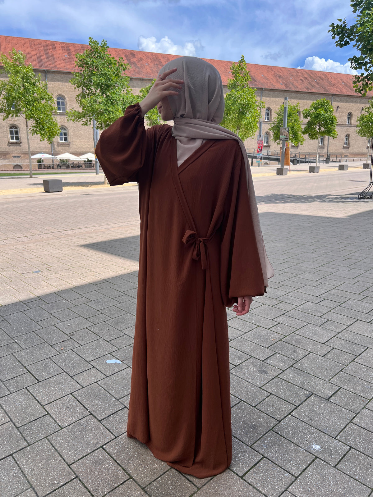 LAYLA Abaya mit seitlichem Knoten - brown