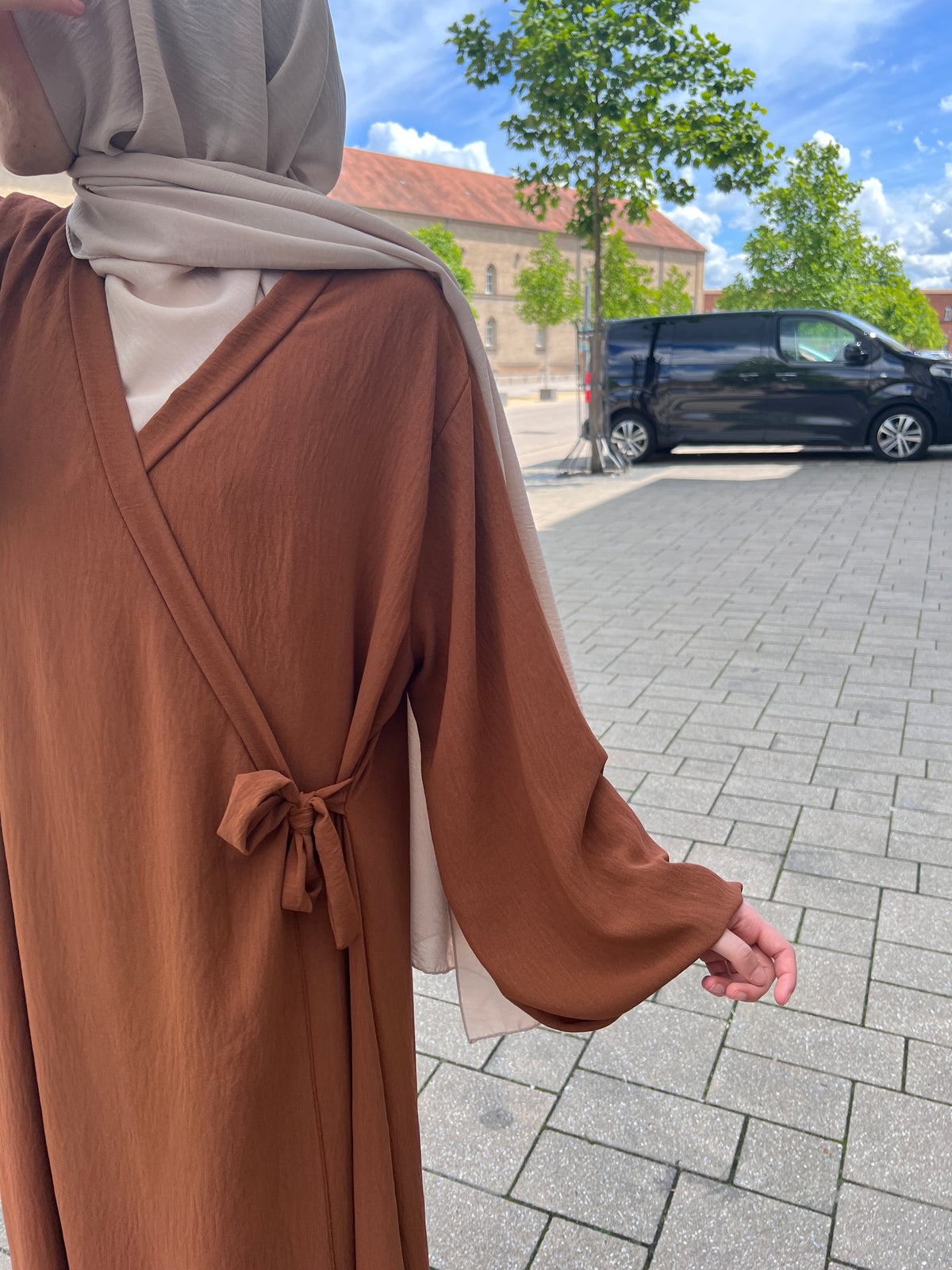 LAYLA Abaya mit seitlichem Knoten - brown