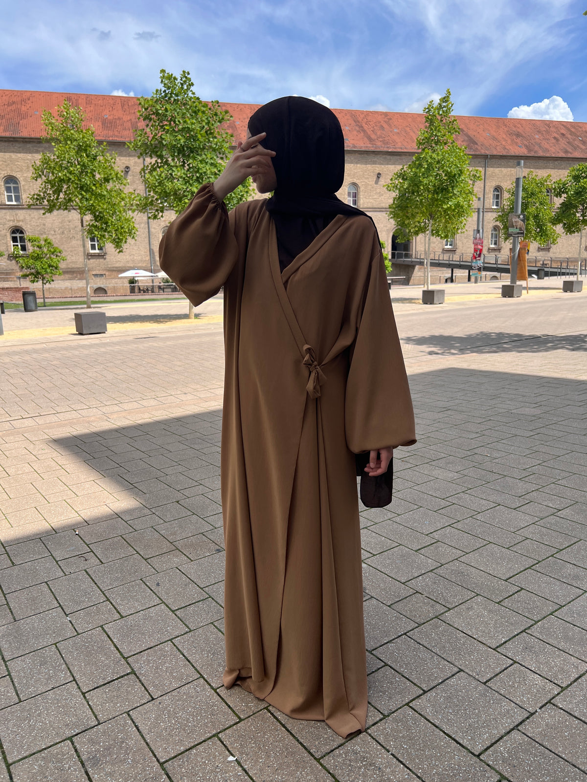 LAYLA Abaya mit seitlichem Knoten- dunkelbeige