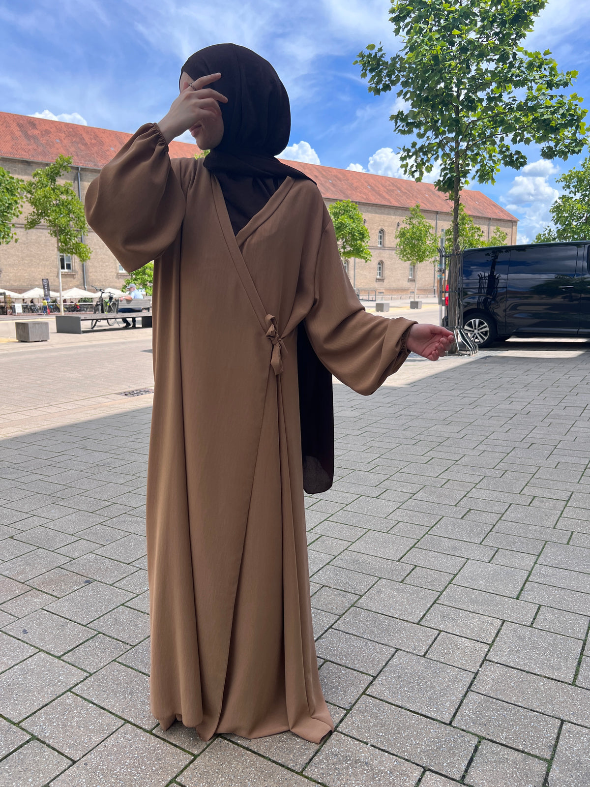 LAYLA Abaya mit seitlichem Knoten- dunkelbeige