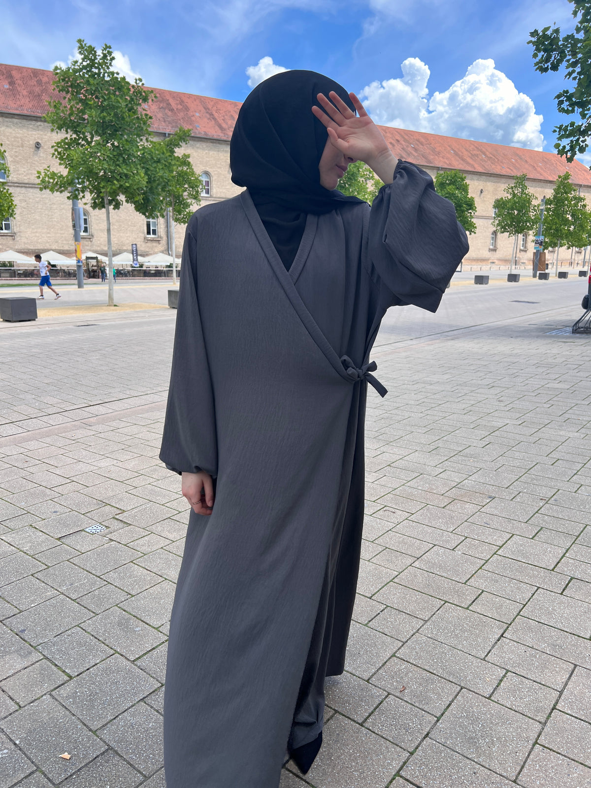 LAYLA Abaya mit seitlichem Knoten - pearlgrey