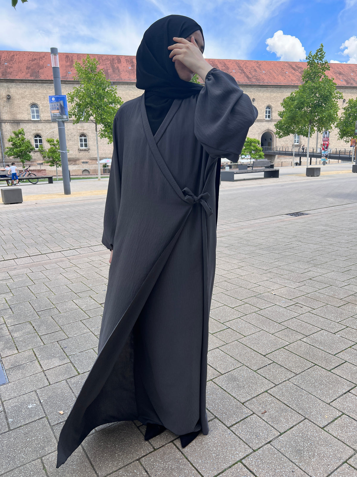 LAYLA Abaya mit seitlichem Knoten - pearlgrey