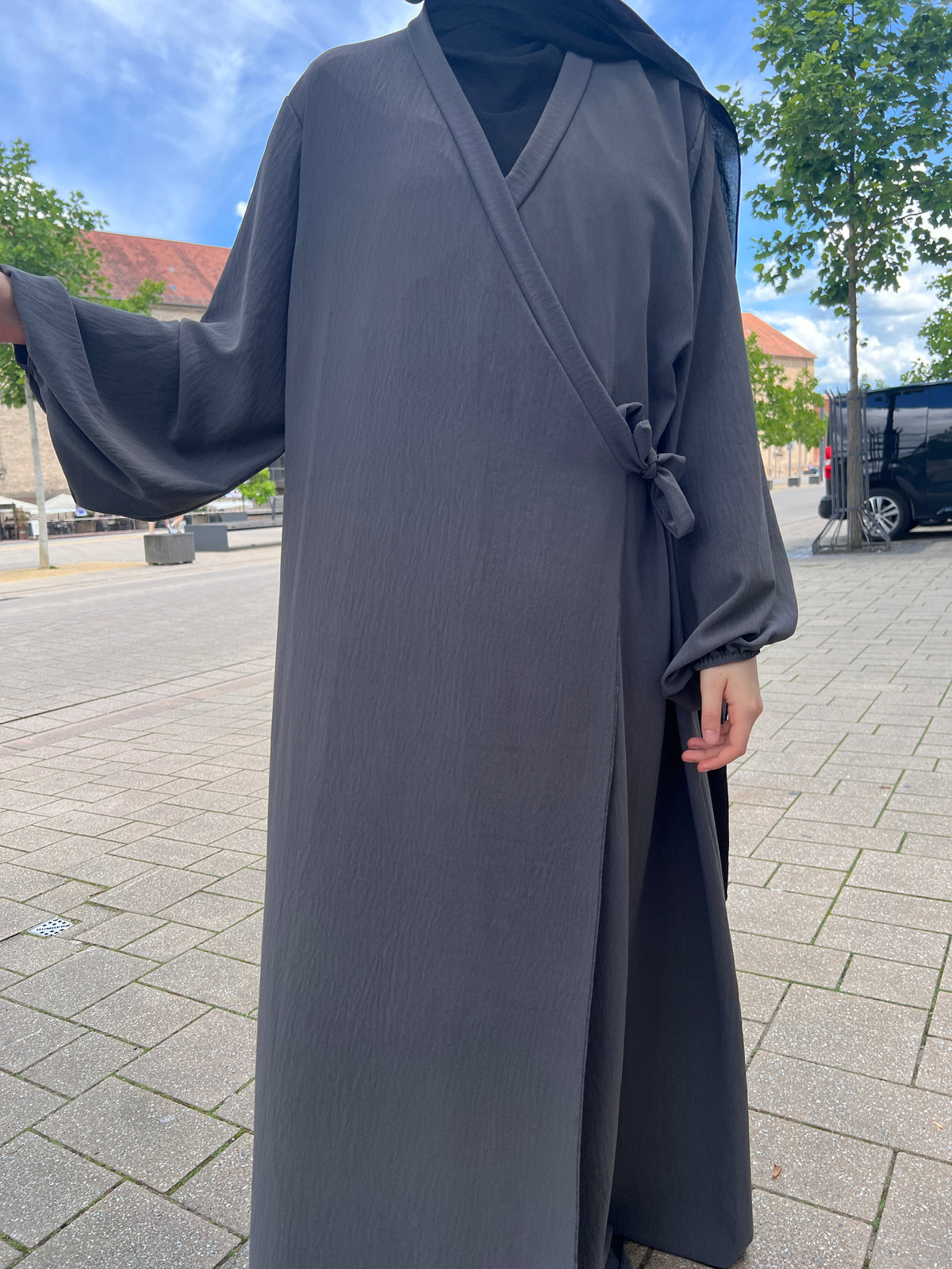 LAYLA Abaya mit seitlichem Knoten - pearlgrey